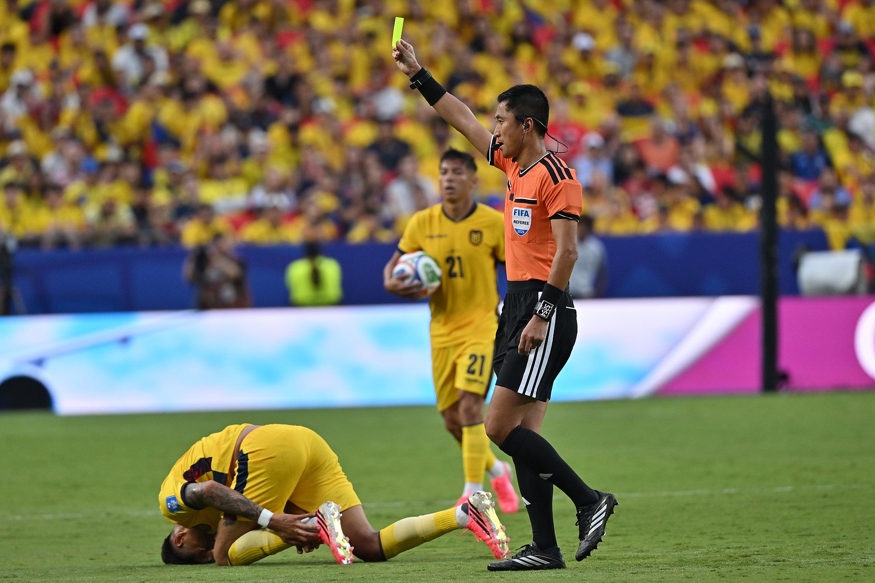 马宁世界杯主裁首秀获FIFA认可:6黄牌控场 尺度统一