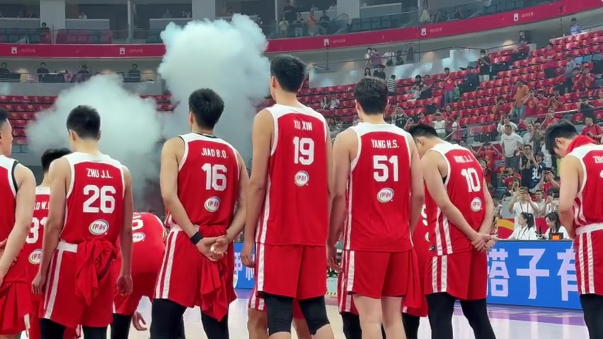 杨瀚森回归首秀7分8篮板 父母现场观战中国男篮险胜荷兰