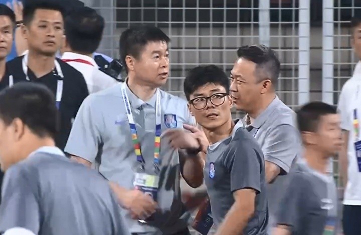 于根伟补时理论染红 津门虎客场憾负重庆 谢蒂内越位争议定乾坤
