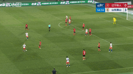马德鲁加头槌模仿库尼亚 泰山4-0领先铁人 马德鲁加头槌模仿库尼亚 泰山4-0领先铁人