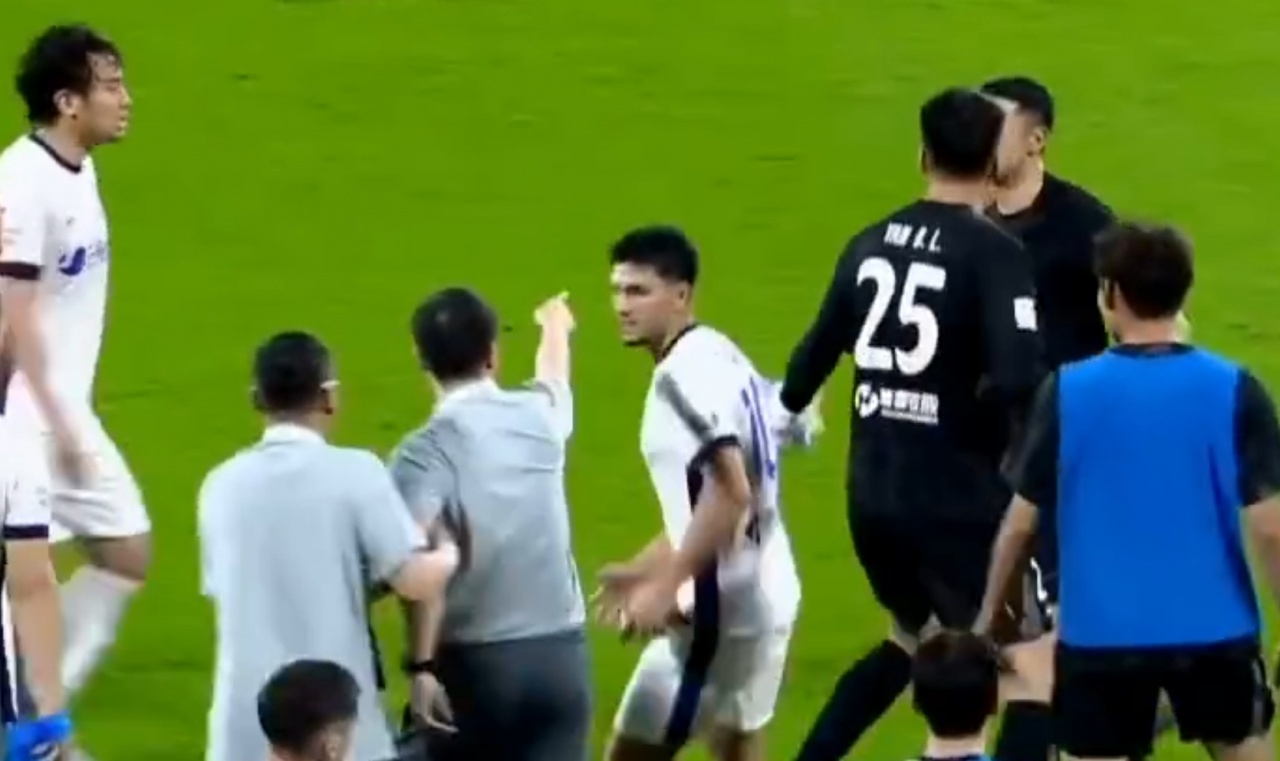 津门虎0-1铜梁龙：VAR取消进球引争议，于根伟红牌离场