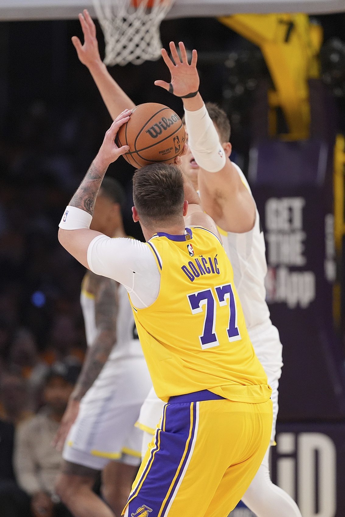 东契奇逼宫湖人:今夏必须搞定顶级中锋,合同剩两年成倒计时