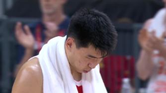 [徐昕受伤]别有事啊！徐昕争抢篮板倒地磕到头部久久未起 缓慢走下场休息
