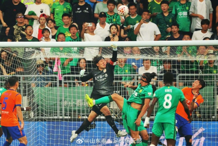 十人山东泰山客场0-2负于北京国安,少打一人全场被动 十人山东泰山客场0-2负于北京国安,少打一人全场被动
