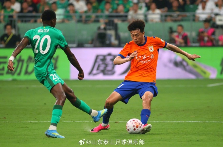 十人山东泰山客场0-2负于北京国安,少打一人全场被动 十人山东泰山客场0-2负于北京国安,少打一人全场被动
