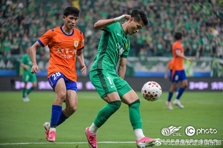 国安2-0力克十人泰山,林良铭传射建功 国安2-0力克十人泰山,林良铭传射建功