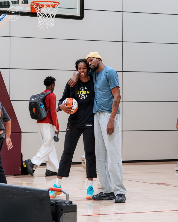 杜兰特现场指导风暴中锋马隆加,WNBA全明星赛季数据亮眼