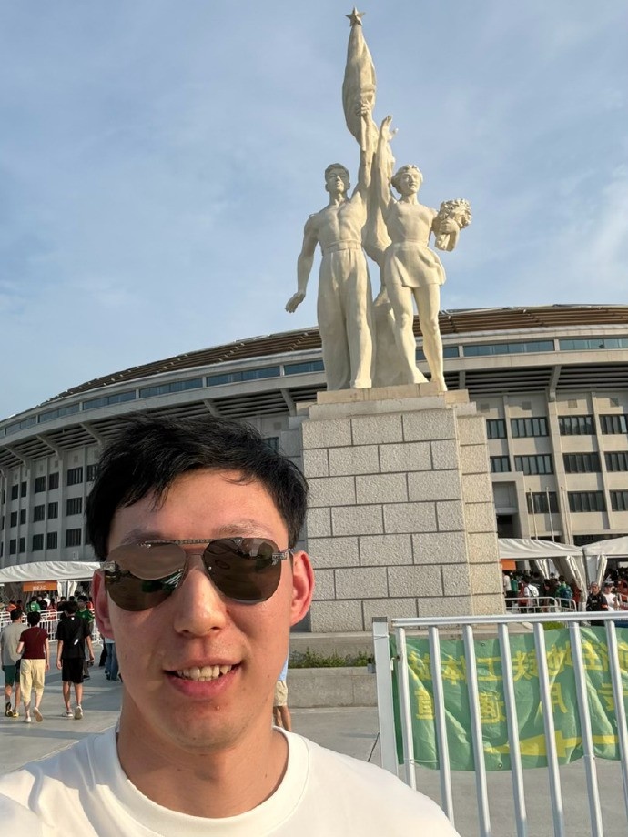 周琦现身工体观战国安,同城联动助阵2-0胜泰山