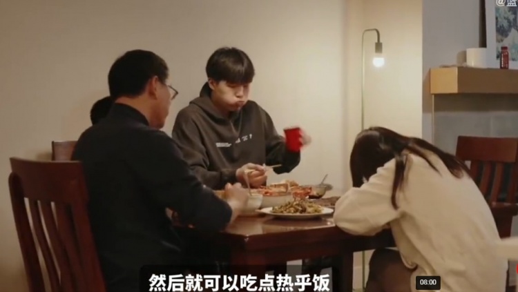 杨瀚森自曝凌晨2点归家女友备餐:客场加练成常态 杨瀚森自曝凌晨2点归家女友备餐:客场加练成常态