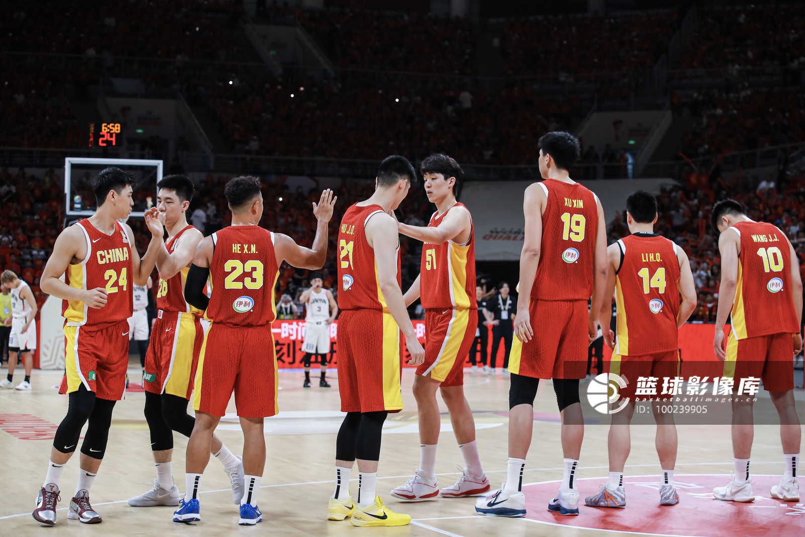 FIBA商业赛背后:中国男篮半场62-43领先喀麦隆,门票收费10元引争议 FIBA商业赛背后:中国男篮半场62-43领先喀麦隆,门票收费10元引争议