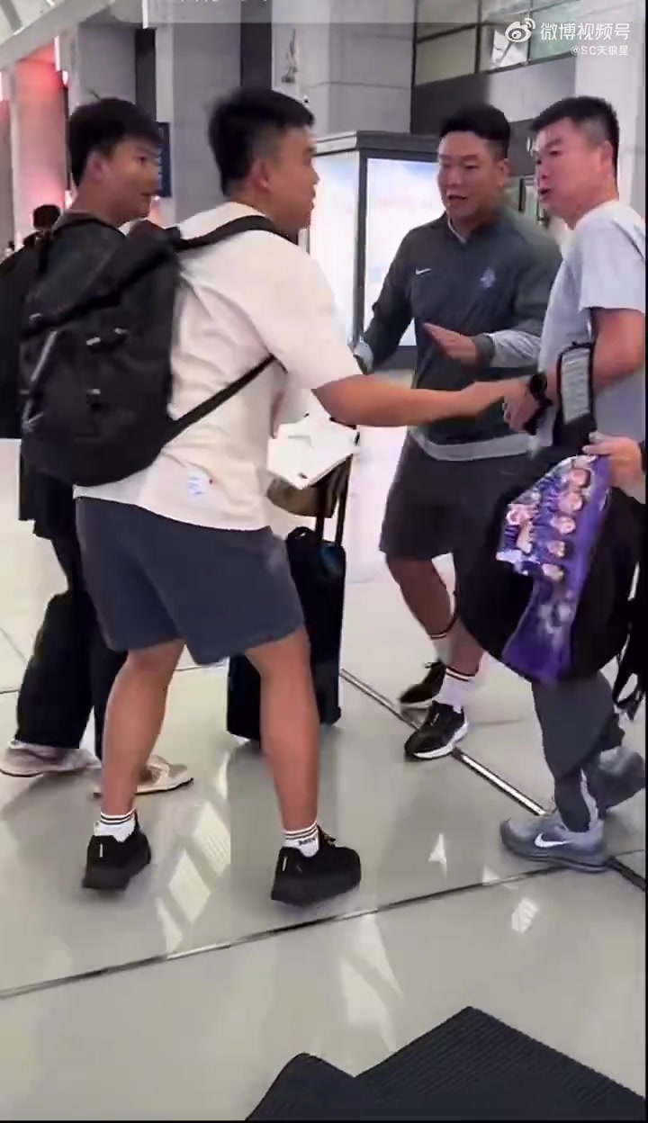 津门虎返津遇意外:球迷滑倒险“铲”于根伟