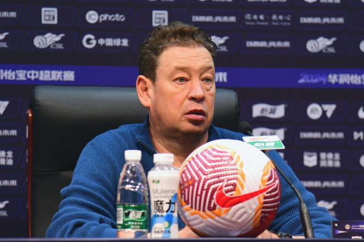 斯卢茨基乘MU247返莫斯科 于汉超机场送行