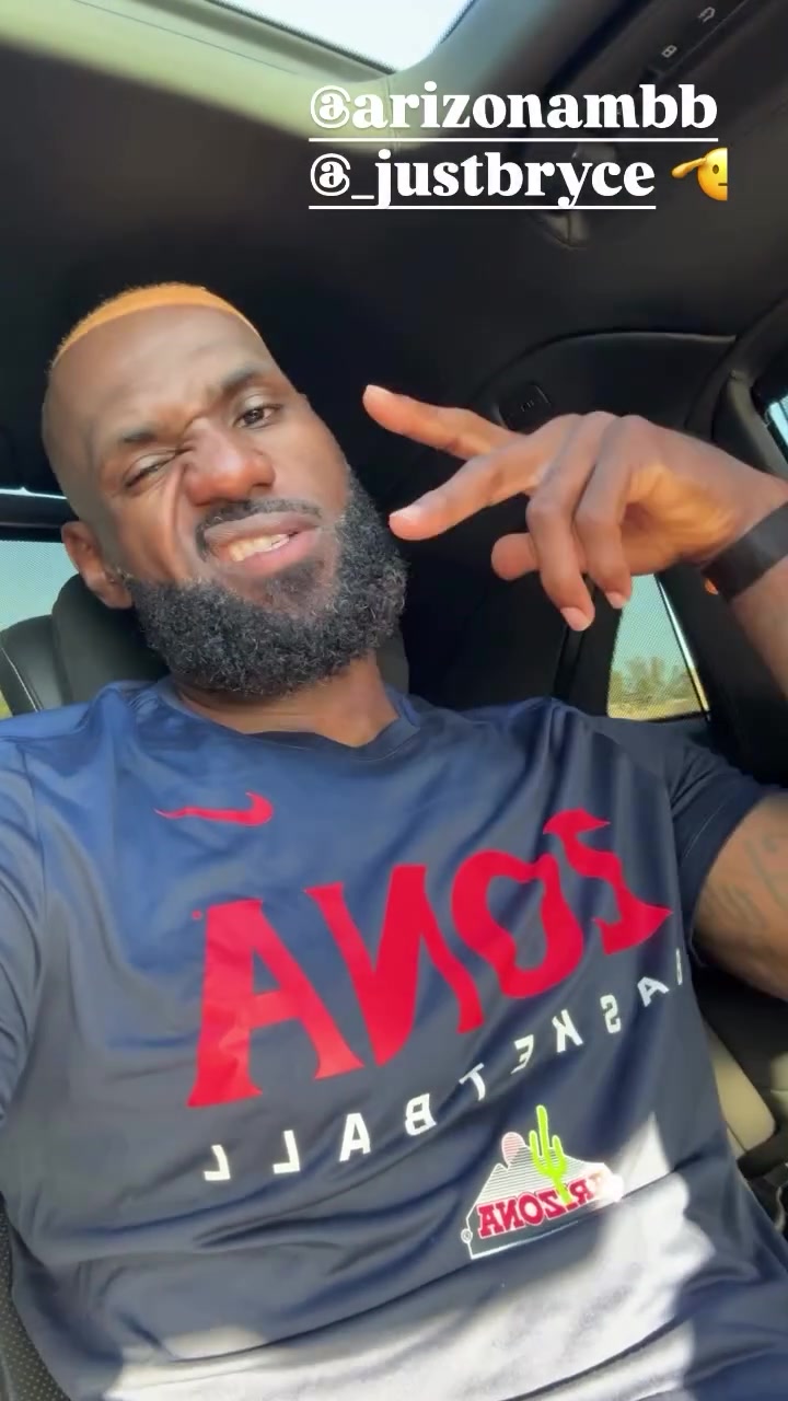 詹姆斯车内自拍穿亚利桑那T恤 公开力挺布莱斯征战NCAA 詹姆斯车内自拍穿亚利桑那T恤 公开力挺布莱斯征战NCAA