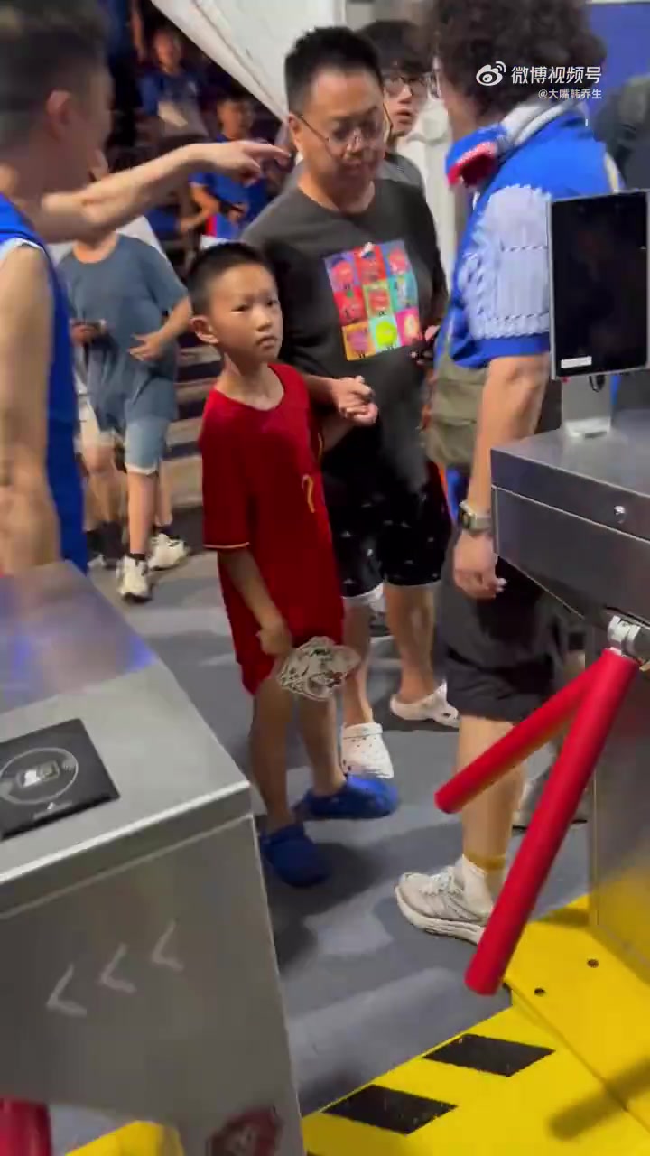 韩乔生再谈小球迷被围骂 强调别搞球迷对立和地域黑 韩乔生再谈小球迷被围骂 强调别搞球迷对立和地域黑
