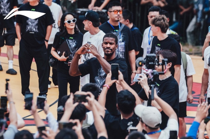 巴特勒中国行首站凉山 捐建球场并邀小球员赴成都 巴特勒中国行首站凉山 捐建球场并邀小球员赴成都