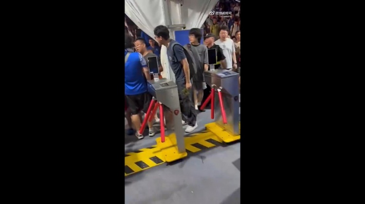 申花球迷围堵武磊球衣男童被拘，河南红魔：明知故犯还是自导自演？