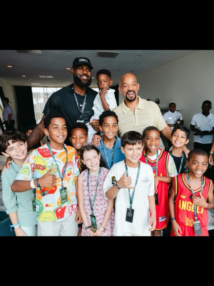 关爱下一代！詹姆斯转发自己和威尔·史密斯在安哥拉与儿童的合影