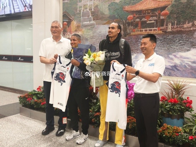 鲁媒:班顿、普卢默抵达济南 加上已到队法耶 山东三外援全部集齐 鲁媒:班顿、普卢默抵达济南 加上已到队法耶 山东三外援全部集齐