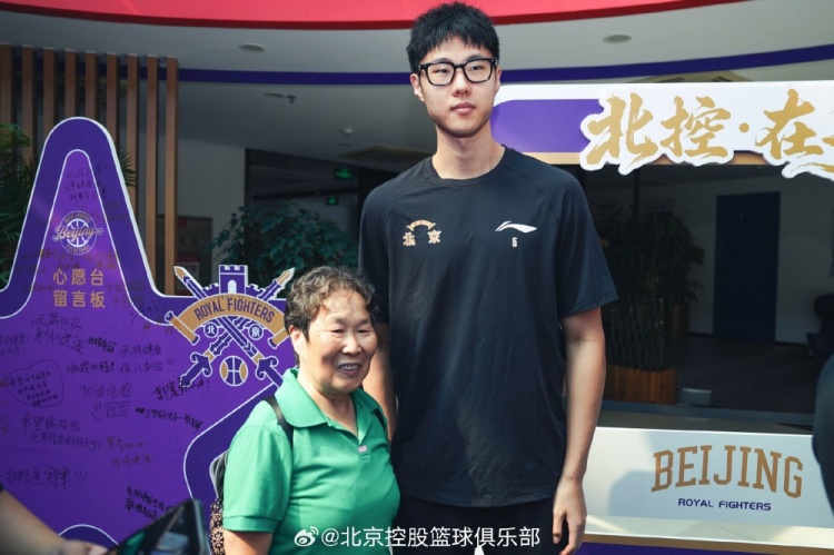 快闪店第二弹图集！廖三宁、赵嘉义化身“一日店长” 与你零距离